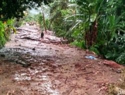 Jalan Tertutup Imbas Banjir Bandang, Warga Tanah Datar Bepergian Lewat Danau