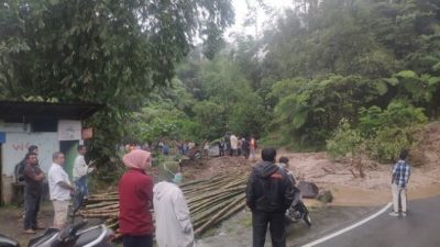 Jalan Sumbar – Riau Tertimbun Longsor