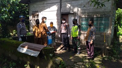 Ringankan Beban Masyarakat, Polsek Tanjung Baru Berbagi