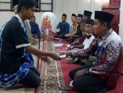 Seluruh Anak Yatim di Pariangan Terima Uang Santunan dan Baju Batik