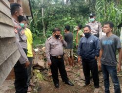 CEPAT TANGGAP, AKP AMIRWAN SH EVAKUASI RUMAH TERTIMPA POHON TUMBANG