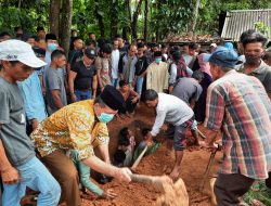 Bupati Irfendi Arbi Turun Langsung Makamkan Zainal