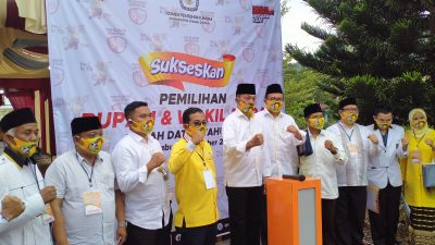 Darmatani Antarkan Berkas Pendaftaran BAPASLON Ke KPU Tanah Datar