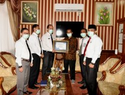 Rektor IAIN Batusangkar Berikan Penghargaan untuk SDM yang Berprestasi