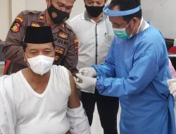 Bupati Irfendi Arbi Terima Vaksin Pertama