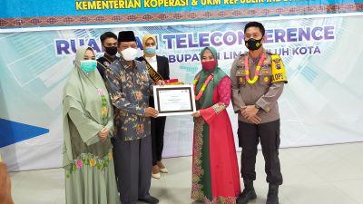 Bupati Irfendi Arbi Serahkan Penghargaan Wastra Kepada Ketua Bhayangkari 50 Kota