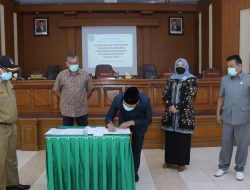 Ranperda Pertanggungjawaban Pelaksanaan APBD Tahun 2020 Disahkan DPRD Bersama Wali Kota Riza Falepi