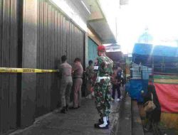 Pemda Tanah Datar Segel Beberapa Petak Toko di Pertokoan Pertiwi