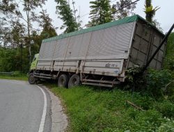 Sebuah Truk Tronton Terperosok di Kelok Sikumbang