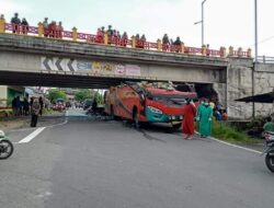 Bus PT.Sipirok Nauli Kecelakaan Tunggal di Padang Panjang