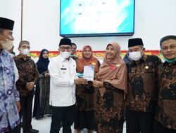 Bupati Serahkan KTP kepada Siswa yang Sudah Cukup Umur