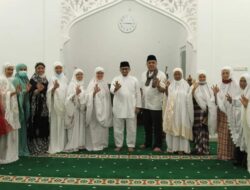 Bupati Eka Putra Tarawih Perdana di Surau Jihad Simpuruik