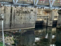 Sampah Bertumpuk di Jembatan Ombilin, Siapa Bertanggung Jawab?