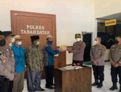 Kapolres Tanah Datar Salurkan Zakat Melalui Baznas Kabupaten
