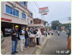 Pengurus Alumni Universitas Bung Hatta DPD Tanah Datar Berbagi Takjil dengan Masyarakat