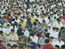 Masyarakat Kota Batusangkar Sholat Id di Lapangan Gumarang