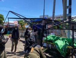 Srikandi Pol PP Kota Padang Bongkar Lapak PKL di Jalan A.Yani