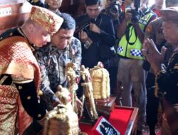 Sambil Malewakan Gala, Benda-benda Pusaka Minangkabau Diserahkan Kembali oleh Kapolda Sumbar