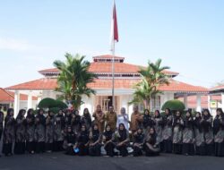 Bupati Eka Putra Lepas Kontingen PKK Tanah Datar dan Berikan Dukungan