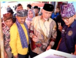 Mentri Sandiaga Uno dan Gubernur Sumbar Kagumi  UMKM Batik Pariangan