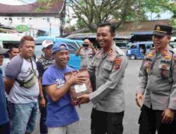 Polres Tanah Datar Berikan Bantuan Sembako 250Paket untuk Sopir Angkot dan Tukang Ojek