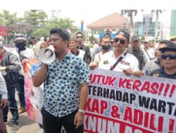 Puluhan Wartawan Berdemonstrasi di Kantor Pemkab Karawang Usut Dugaan Penganiayaan Terhadap Wartawan