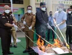Berbagai Barang Bukti Kejahatan Dimusnahkan di Kejari Tanah Datar, Bupati Turut Saksikan