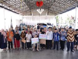 Bupati Tanah Datar Berikan Bantuan untuk Lansia dan Penyandang Disabilitas