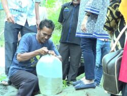 Arkadius Dt.Intan Bano Serahkan 213.650 ekor Bibit Ikan di Tanah Datar