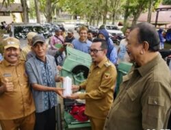 Hendra Irwan Rahim Salurkan Dana Pokir untuk Kelompok Tani di Tanah Datar