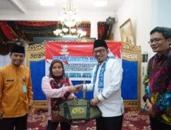 Bupati Eka Putra Serahkan Bantuan dari Kemensos Sebesar Rp.183 jt