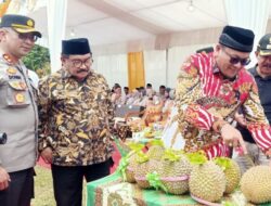 Durian Gunung Rajo Goda Selera Pejabat yang Datang
