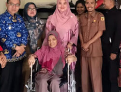 GOW Tanah Datar Salurkan Bantuan Kursi Roda dari Emersia Hotel untuk Wartawan yang Sakit