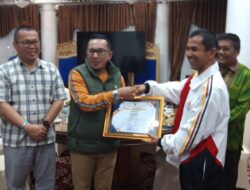 Bupati Eka Putra Silaturahmi dengan Awak Media dan Berikan Penghargaan Porwanas