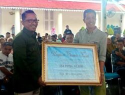 Olga Stefan Dt.Mangkunuang Terima Bansos dari Bupati Tanah Datar