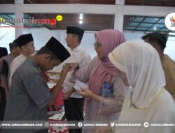 Walikota Sawahlunto Bersama Ketua TP PKK Serahkan Bingkisan untuk 22 Orang Anak Yatim