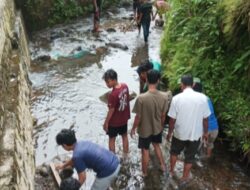 Budayakan Gotong Royong, Remaja Mesjid Ishlah Pariangan Bersihkan Sarana Pariwisata Bersama Mahasiswa KKN UNP