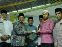 Bupati Bagikan KTA Guru Tahfiz di Lintau