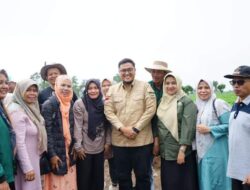 Wabup Richi Aprian Lakukan Penanaman Perdana Jeruk Lemon Lemersing di X Koto