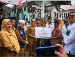 Bupati Tanah Datar Serahkan Bantuan dari BAZNAS untuk Korban Kebakaran di Andaleh