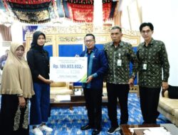 Bupati Tanah Datar Serahkan Santunan Jaminan Kematian dari BPJS kepada Ahli Waris