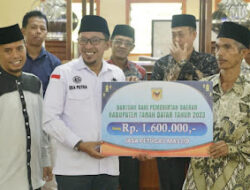 Bupati Serahkan Bantuan untuk Guru LPA dan Petugas Masjid di Kec. Rambatan
