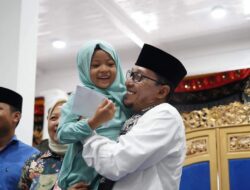 Bupati Serahkan Bantuan untuk Anak Yatim bersama Kaum Muda Tanah Datar