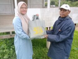 Alumni Senapan SMA 1 Batusangkar Kembali Bagikan Sarung dan Takjil