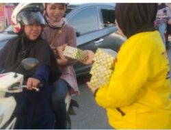 Maxim Bagikan 300 Takjil untuk Masyarakat Kota Padang