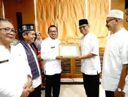 Bupati Tanah Datar Berikan Penghargaan Kepada 75 orang ASN yang Masuki Purna Tugas