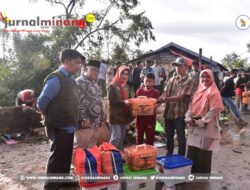 Sekdako Sawahlunto Tinjau dan Salurkan Bantuan kepada Korban Pohon Tumbang