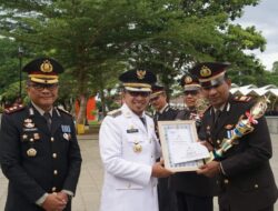 Dalam Rangka Hari Bhayangkara, Polres Tanah Datar Berikan Penghargaan Kepada Bupati dan Forkopimda