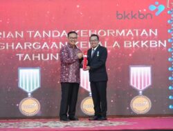 Bupati Tanah Datar Beserta Ketua TP PKK Ny.Lise Eka Putra Raih Penghargaan