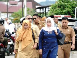 Bupati Tanah Datar Bersama Rombongan Takziah ke Rumah Duka Drs.Nofenril